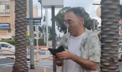 ישראל קטורזה רוקד ברחובות קריית מוצקין