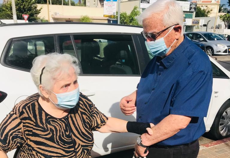 צורי מבקר תושבים ותיקים ולוקח אותם להתחסן