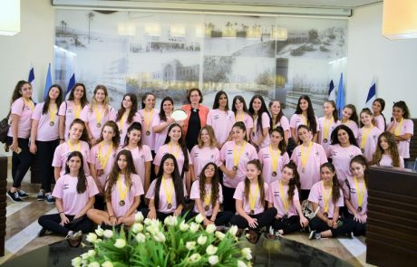 נבחרת הרקדניות נפגשה עם ראש העיר לרגל זכייתן באליפות עולם