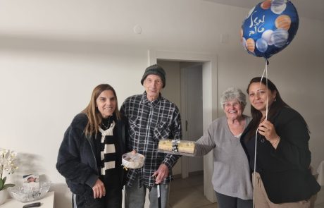 בזמן המלחמה עובדות עיריית קריית ביאליק הפתיעו תושב ותיק ביום הולדתו ה־91