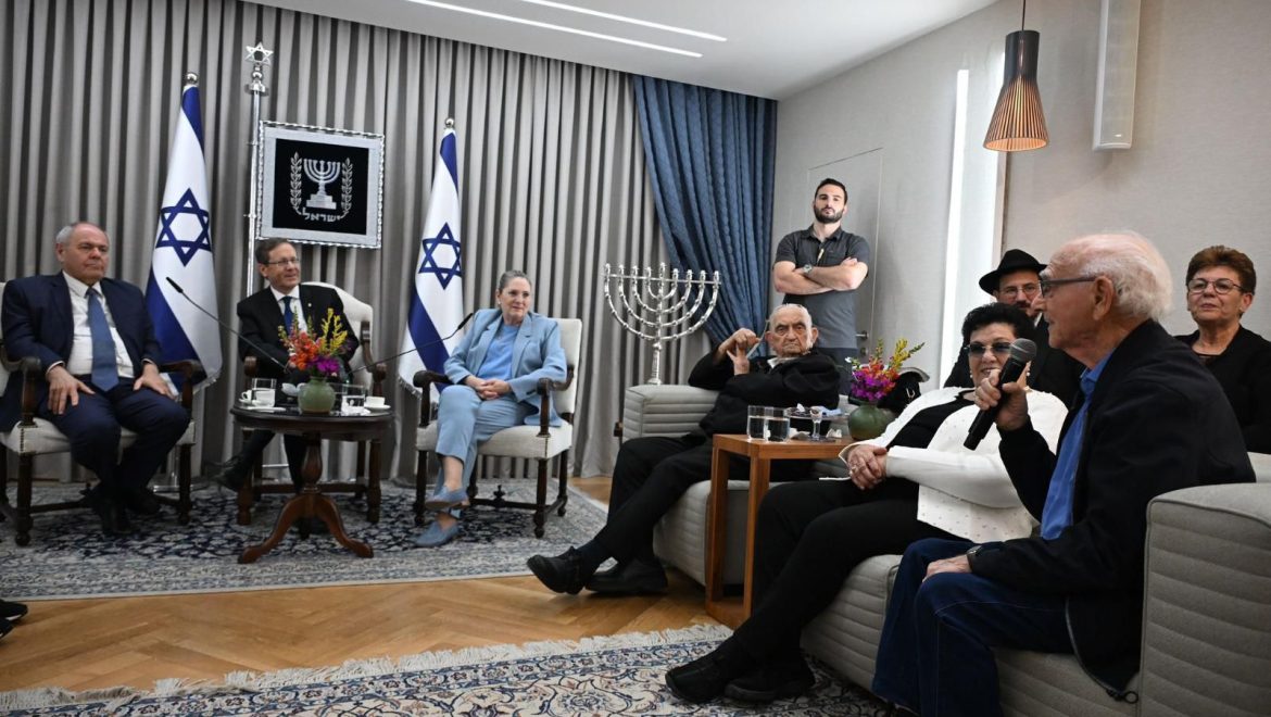 תושב קריית ביאליק סעדיה בהט הדליק משואה ב"יד ושם"