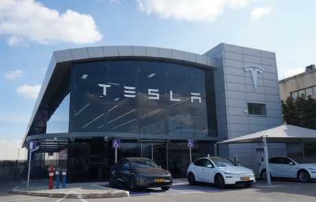 טסלה פותחת מרכז ענק בקרית אתא