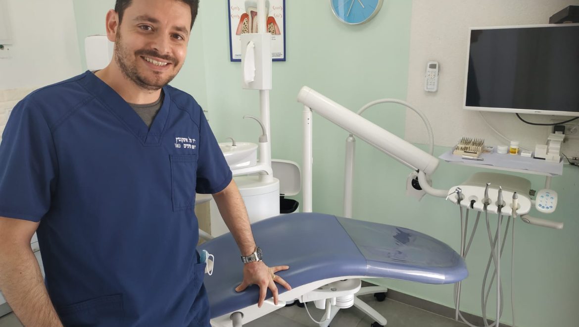 ד”ר טל איצקוביץ’ רופא שיניים
