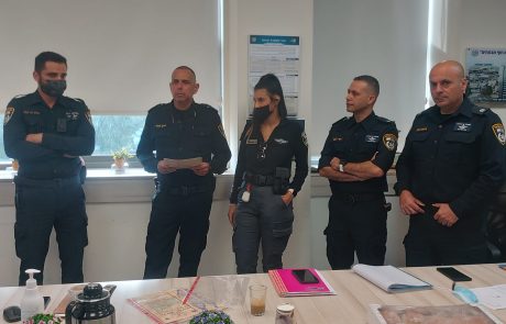תעודות הוקרה לשני מפקחי אגף האכיפה של עיריית חיפה