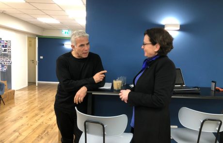 שר החוץ יאיר לפיד נפגש עם ראש העיר חיפה