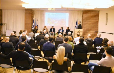 סגן השר אביר קארה נפגש בהיכל העירייה עם בעלי עסקים חיפאים