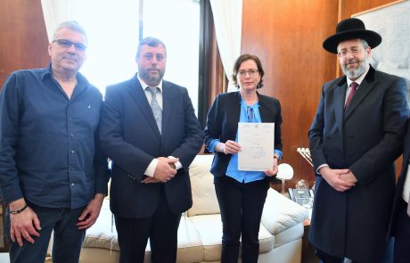 רה״ע וגזבר העירייה חתמו על שטר למכירת החמץ העירוני