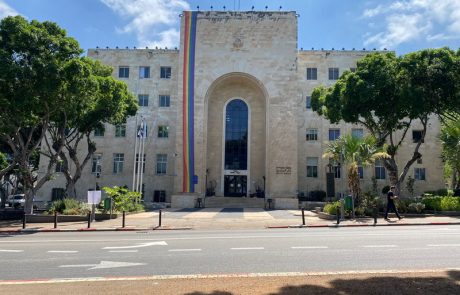 דגל הגאווה הונף הבוקר על בניין היכל עיריית חיפה