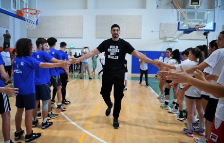 כוכב ה NBA הטורקי אנס קאנטר מבקר בחיפה