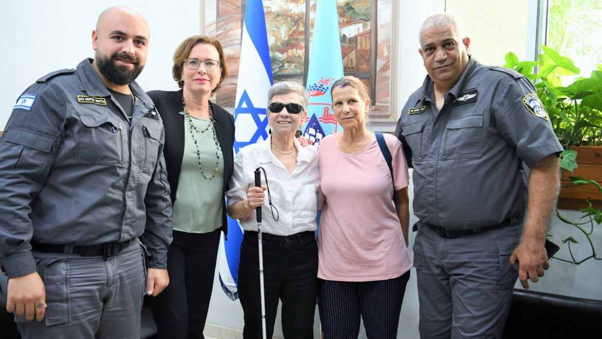 הפקחים נחלצו לעזרת תושבת חיפה וקיבלו תשבוחות מראש העיר