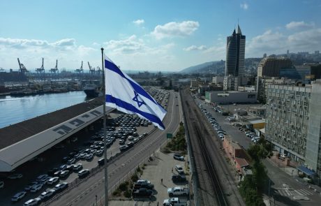 מכפר שמריהו לחיפה, בדרך לגינס: דגל ישראל הנייד הגדול בעולם מגיע לעיר