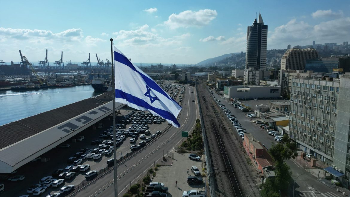 מכפר שמריהו לחיפה, בדרך לגינס: דגל ישראל הנייד הגדול בעולם מגיע לעיר