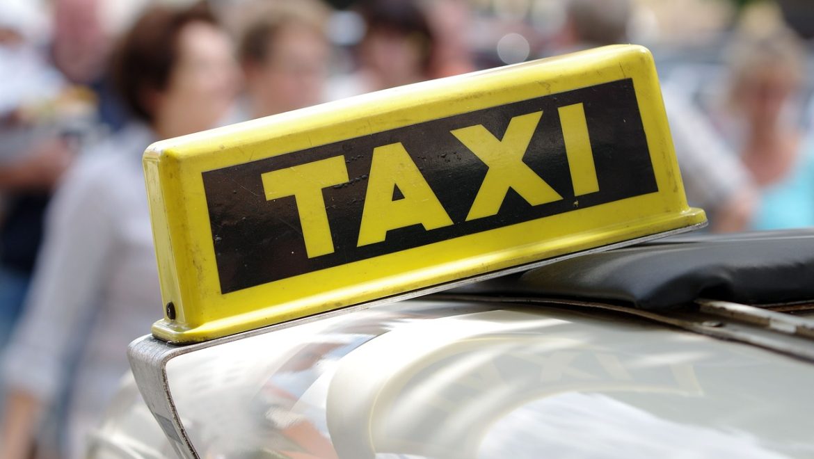 למה כדאי להזמין מונית גדולה לנתב”ג?