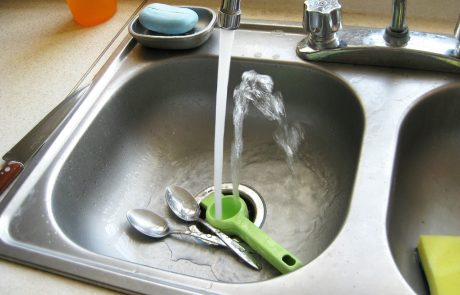 איך למנוע סתימה בכיור עם טוחן אשפה?